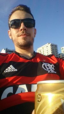 apenas um rapaz latino-americano,  as vezes com dinheiro no banco.