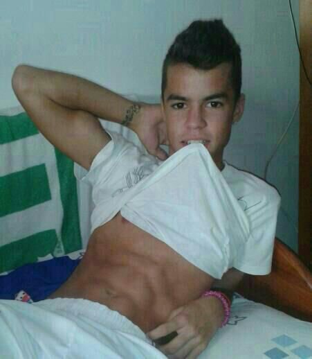 17 años; alegre, estrovertido, tambor de B.M JULIAN CERDAN y sobretodo soy muy celosooo ;))