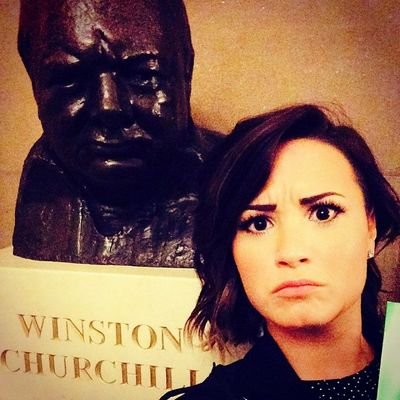 Lovatic e Parawore 
15 anos, paulista e apaixonada por livros, música, series e filmes     @MaiGeekGirl