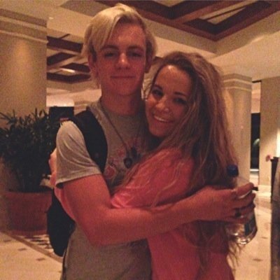 dm us your pictures and well post them for people to retweet them if your picture is their goal :)