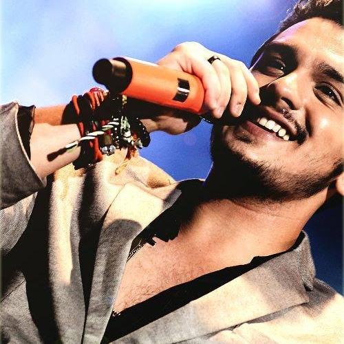 Amo o Luan Santana. O meu maior Sonho é passar 1 minuto da minha vida pertinho dele, nem que demore minha vida toda, mais quando o conhecer vai ser perfeito.