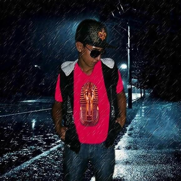 cantante y compositor del genero urbano ( reggaeton )