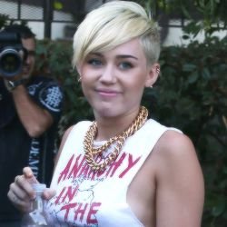 [miley’s voice] tu me chama de maconheira eu te chamo de piranha