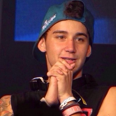 please go follow @GIGGLYJAI ! RT the first 6 tweets for a dm to 5/5 of the janoskians and calum:)