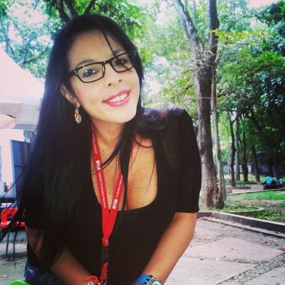 Vivo sumergida en mis pensamientos, soñando la vida como quiero que sea...;)