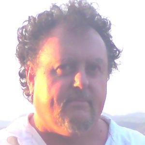 Je marche dans la vie d'un pas léger, patte de velours frôlant l'existence, explorateur du monde intérieur, aimant et fuyant à la fois mes autres miroirs.