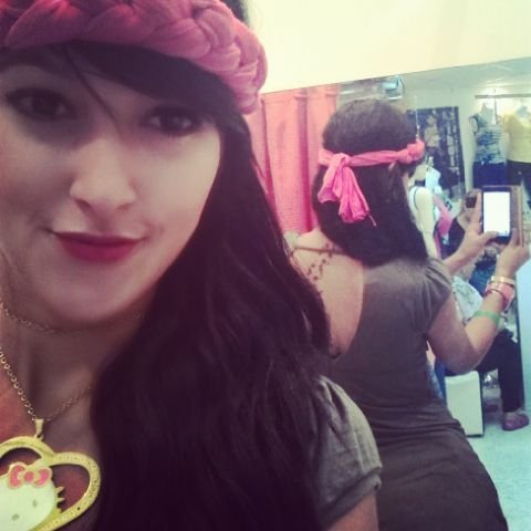 solo vivo el ahora porque no se que me espera en el mañana , soy bipolar al 1000% # mi mama es mi vida y mis hermanos mi dolor de cabeza pero los amo :D