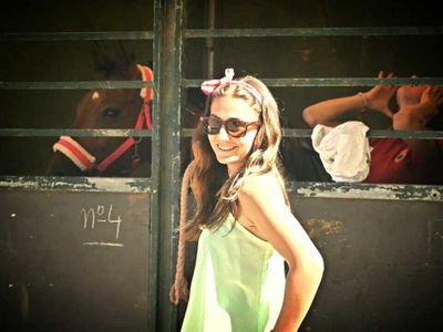 maria_hb6af's profile picture. Por lo que venga y por este instante, levanta el vaso y a brindar por el aguante