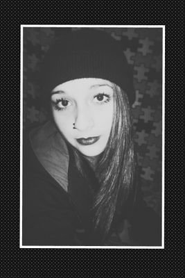 Hago graffitis, salir a pintar me encanta esa wea ♥ Amo el chocolate, el rap y el reggaen_n