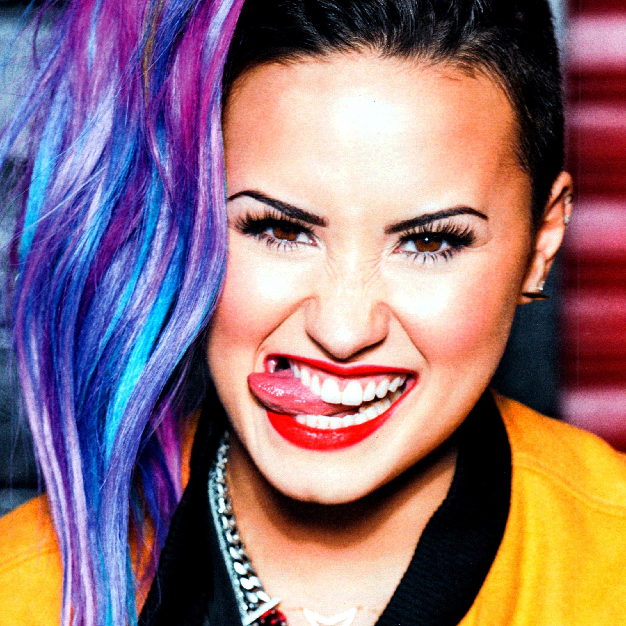 [demi's voice] vocês dizem que sou famos por que me cortava. Engraçado né nenhum dos meus 120 premios vieram da caixa de gilete