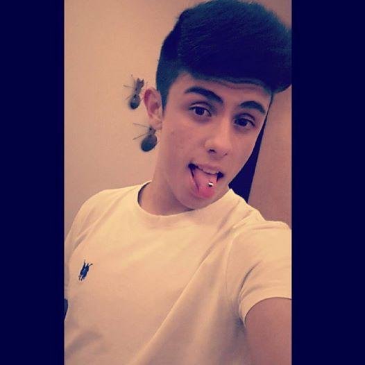 Magrelo chavão, sim, desde dos 12,
Sei bem de aonde eu vim então não faço pose ♪ HAHA' Apenas um magrelo louco apaixona por skate, rap, reggae, eletrônica ♥ ✌