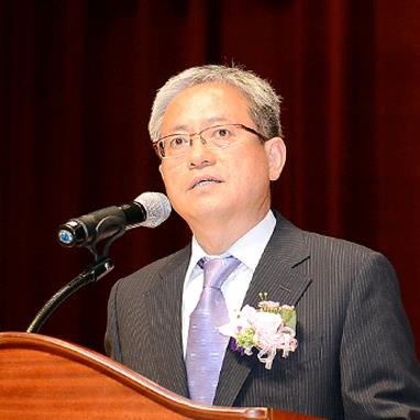 파주가 키운 사람 파주를 키울 사람 파주시장 이재홍입니다. 파평초교(40회). 문산북중(12회) / 연세대 / 영국 리즈대 교통공학석사 / 한양대 도시공학 박사 / 국토부 기조실장.도로국장.도시환경국장 / 청와대 국토해양비서관 / 행복도시(세종시)건설청장(차관급)
현) 파주시장