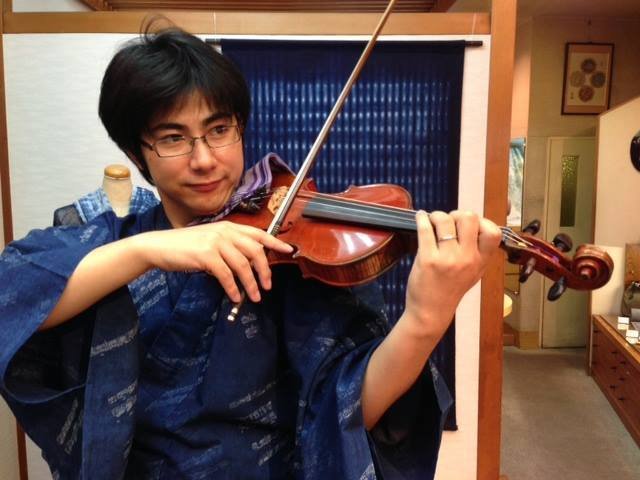 三木弦です。神戸・元町で「丸太や」という着物屋をやっています！他にない味わい深い逸品を扱っています。うちのコンセプトのひとつは「音楽」です。楽器や音符をモチーフにした着物や帯の他、インテリアやキッチングッズまでオリジナルで制作しています。僕自身趣味でバイオリンを弾いています♪オーケストラや室内楽で演奏活動もやっています