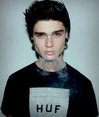 BadBoyViess's profile picture. I'll cut ya, if you touch and not look~ Come closer and I'll show you what I mean. [PossibleYaoiContent|RP18+|Delinquent|Demon]