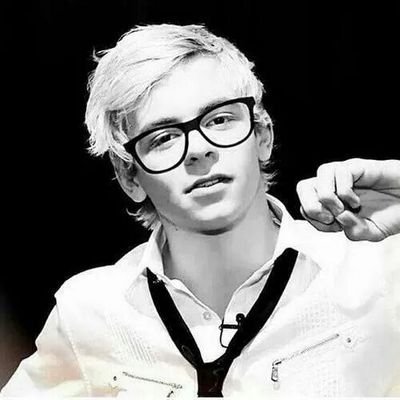 hi I'M savvina I'm from greece and im an R5 LOUDER fan and a Rosser too!follow me and i'll follow back ;-)