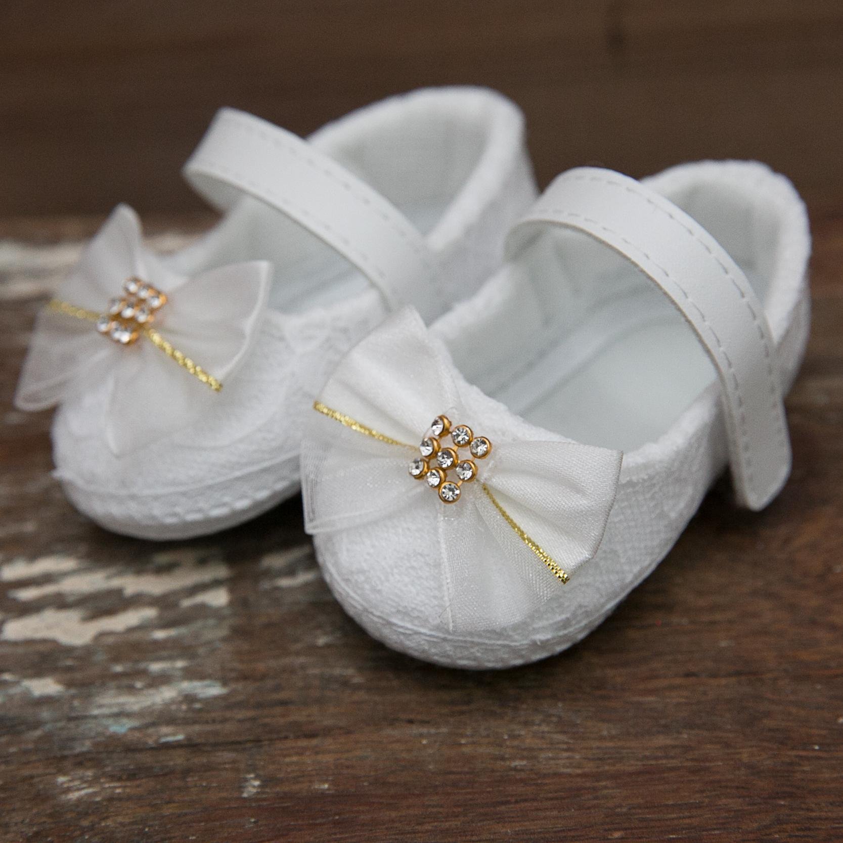 - Sapatinho Bebe é um produto fabricado artesanalmente dando um toque de elegância à todos os calçados, os sapatinhos servem para Bebês de 0 a 6 meses de idade.