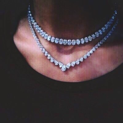 قنوعه جداً ،، اجتماعية نوعا ما،، متواضعه وصعبه،، اعشق مواضيع السياسة ،، ولا يشبهني فالحياه إلا أنا ؛) .. ممنوع الخاص وكذا
