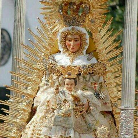 Andaluz Sevillano Loreño y sobre todo Setefillano y tambien me encantan las fiestass