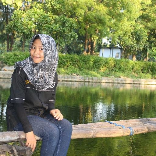 Lahir tanggal 18 juni 1998 di Lamongan, makanan favorit mie ayam gado gado
