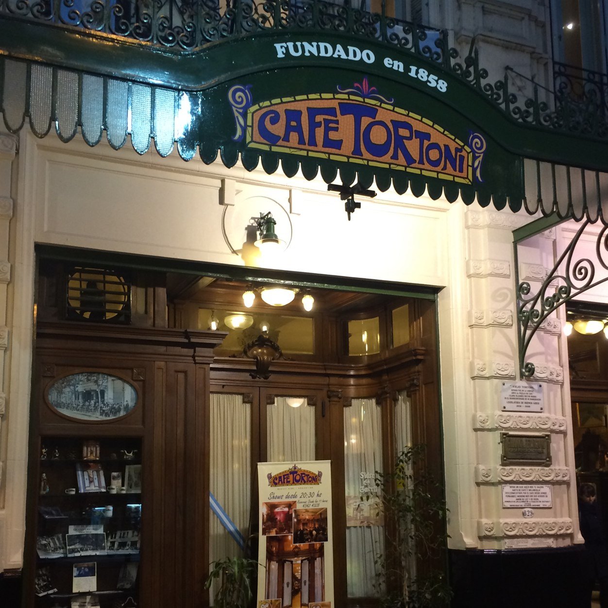 El Gran Cafe Tortoni fue fundado en 1858, se encuentra en Buenos Aires, Argentina