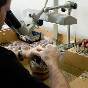 Bijoutier joaillier sertisseur