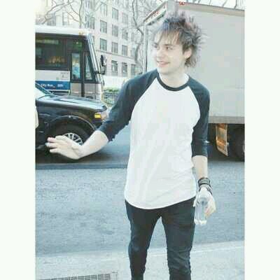 Hey, if you see this you're amazing! Follow @5SOSFamMsia, you won't regret it ;) Please help me RT my tweet https://t.co/iJMpRYQmWL ily
