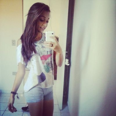 Cabelo solto, vento no rosto, o som ligado, Deus do meu lado, a paz no peito, a estrada é essa, vou desse jeito, não tenho pressa.