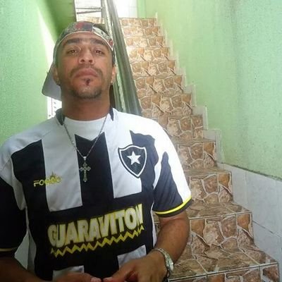 um botafoguense baiano,casado, e que adora esportes