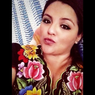 Mujer apasionada,
Q ríe y q también llora.
No se si soy mejor o peor, 
Tan sólo soy sencilla y frágil soñadora...