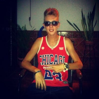 Rubio , alto con ojos claros dando por culo desde 2001 mi debilidad el reggeteon mis idolos ñengo flow y Arcangel .