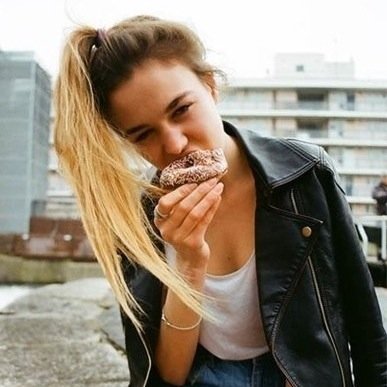 j aime la bouffe et je t emmerde
(si tu lis mes tweet c est que t as rien a faire de ta vie ou que tu te fais chier )