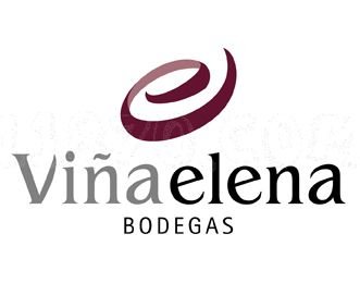 Bodega y tienda de vinos, aceite de oliva virgen extra y almendras de cosecha propia.