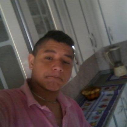 meu nome é kelvin eu sou auto to atrais de uma namorada tenho 18 anos