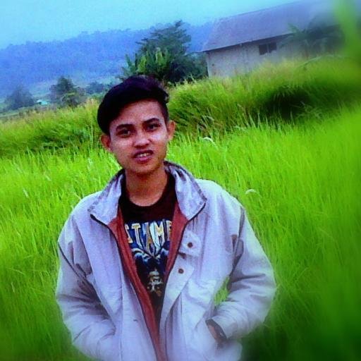 Jangan yakinkan diri bahwa dia menyukaimu, hanya karena dia bersikap manis padamu. Kadang kamu hanya sebuah pilihan ketika dia bosan.