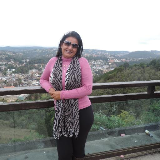 Casada com Edmir, mãe de  Alan e Jonatan. Deus me presenteou com uma filha (nora) Magali e esta me da uma neta, Emanuelly.Obrigada meu Deus.