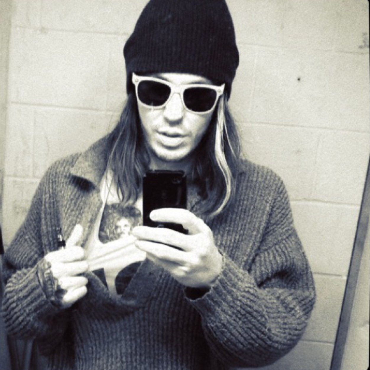 Musician/lover/Tattooer/painter/illustrator @dlovve instagram