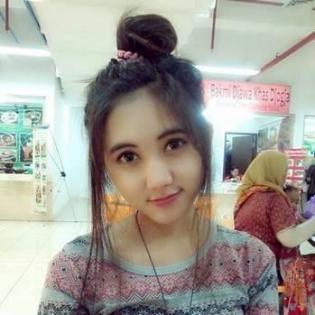 Gadis penyuka bunga berwarna pink dan purple