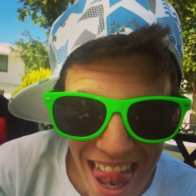 98. Dubstep, fútbol, y airsoft como forma de vida. Cada uno vive la vida a su manera, yo decido disfrutarla.