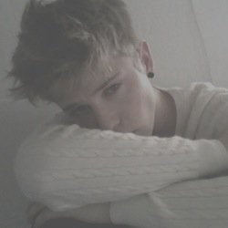 brokengjrl's profile picture. 'Ogni volta è sempre un colpo all'anima.' ||230313 ||