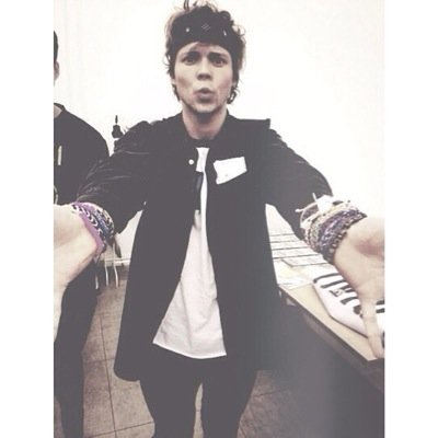 hiii I just gave you a free follow so please follow me back on @_damnirwin thank you bye.