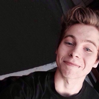 Please go follow @GIGGLYJAI ! RT the first 6 tweets for a dm to 5/5 of janoskians, and calum:)