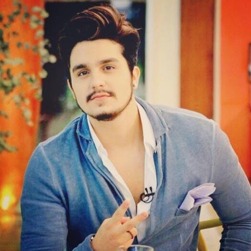 , Eu sou fã do Luan Santana, também conhecido como MELHOR ÍDOLO DO MUNDO ! *-*