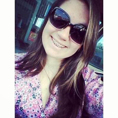 Dramática, irritante,louca, irônica, desligada, chata e muito ciumenta. Prazer, eu.