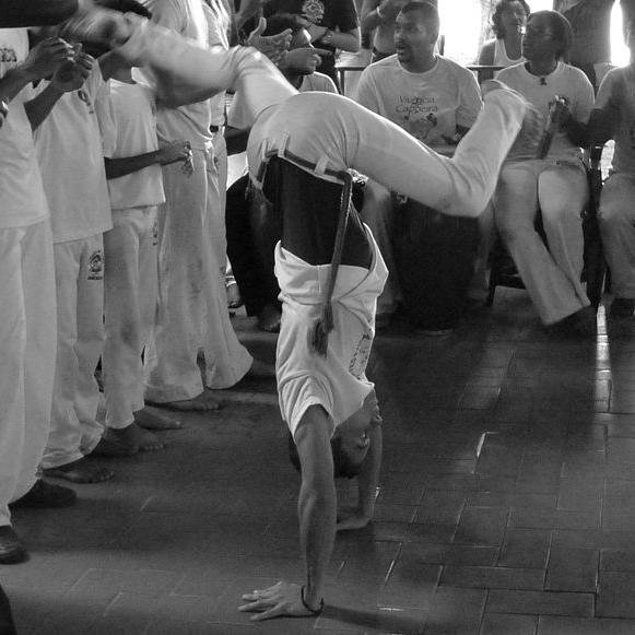 Intento fallido de comediante. No hacer nada tambien es hacer algo. Capoeira is life ♥ Make Your Existence A Piece Of Art.