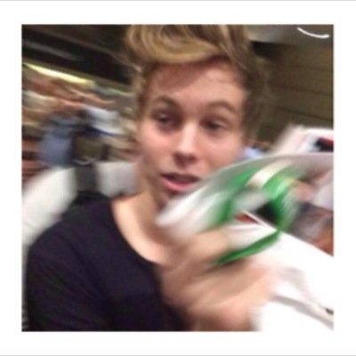 pls follow @lashtouns cause i gave you a free follow ily x and if you already follow then youre rad