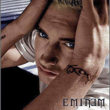 meu ídolo é um flopado, que nunca tocou em 13 grammys e um oscar ♛