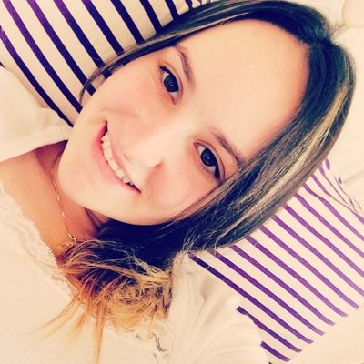 'A felicidade se encontra nas coisas mais simples da Terra, às vezes um simples sorriso, pode desarmar uma guerra' ;}