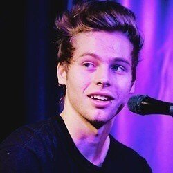 Hey beautiful dont follow! @IRWIESTURBATE gave u a free follow ♥