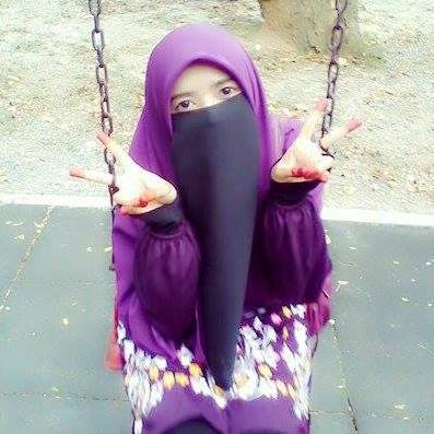 Kecantikan yang abadi terletak pada keelokan adab dan ketinggian ilmu seseorang. Bukan terletak pada wajah dan pakaiannya.