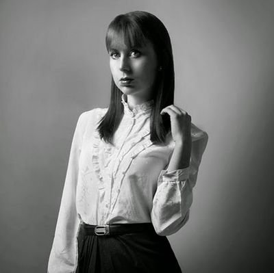 Graphic Designer at Zando.  Freelance photographer.   Lover of fashion, magazines, pop culture, social media...and books!  :)